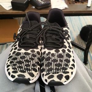 Woman's walking sneakers